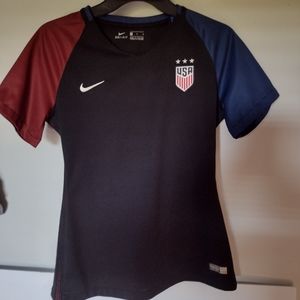 Nike Women's Top Size M V neck Dri Fit